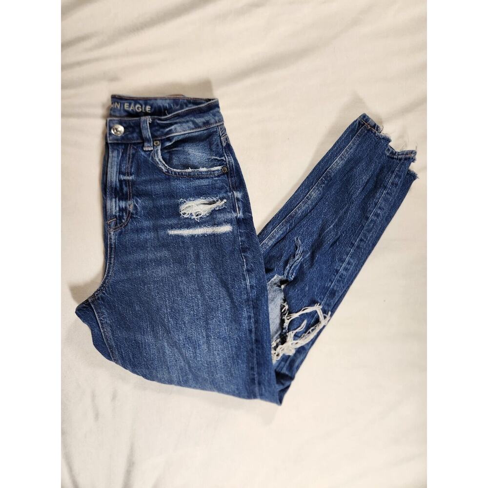 Sz 2 American Eagle Mom Jeans Distressed Medium Wash Womens Size Two Regular